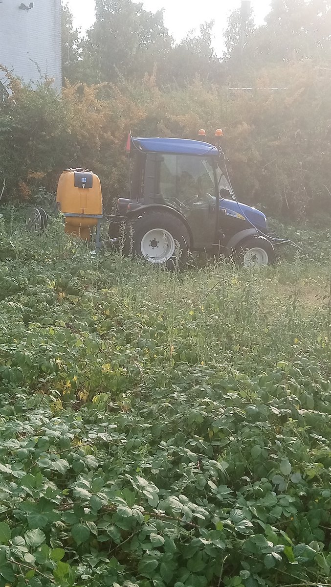 joostbak's tweet photo. Gisteren langs de eerder kaal gekapte groenstrook achter het oude Doornroosje en #SPACSPORT: een tractor met gif. Zou volgens de bestuurder in opdracht van een zekere Weijers zijn. Schandalig! #nijmegen #gif @GLNijmegen https://t.co/kN9C5kiWiM