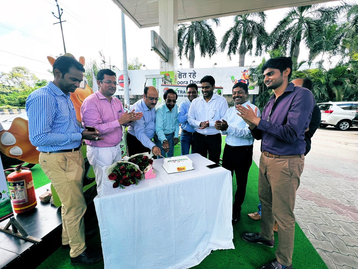 iocl_noida_do's tweet photo. @ioclupso2 is celebrating 100KL sales milestone of XG. Team Noida DO is celebrating this event at Saharanpur city with local dealers. Cake cutting and sweet distribution being done for achieving this feat. @ChairmanIOCL @DirMktg_iocl @VigyanKumar @raj_dube @AjayGargioc https://t.co/xN0ST1Pdks