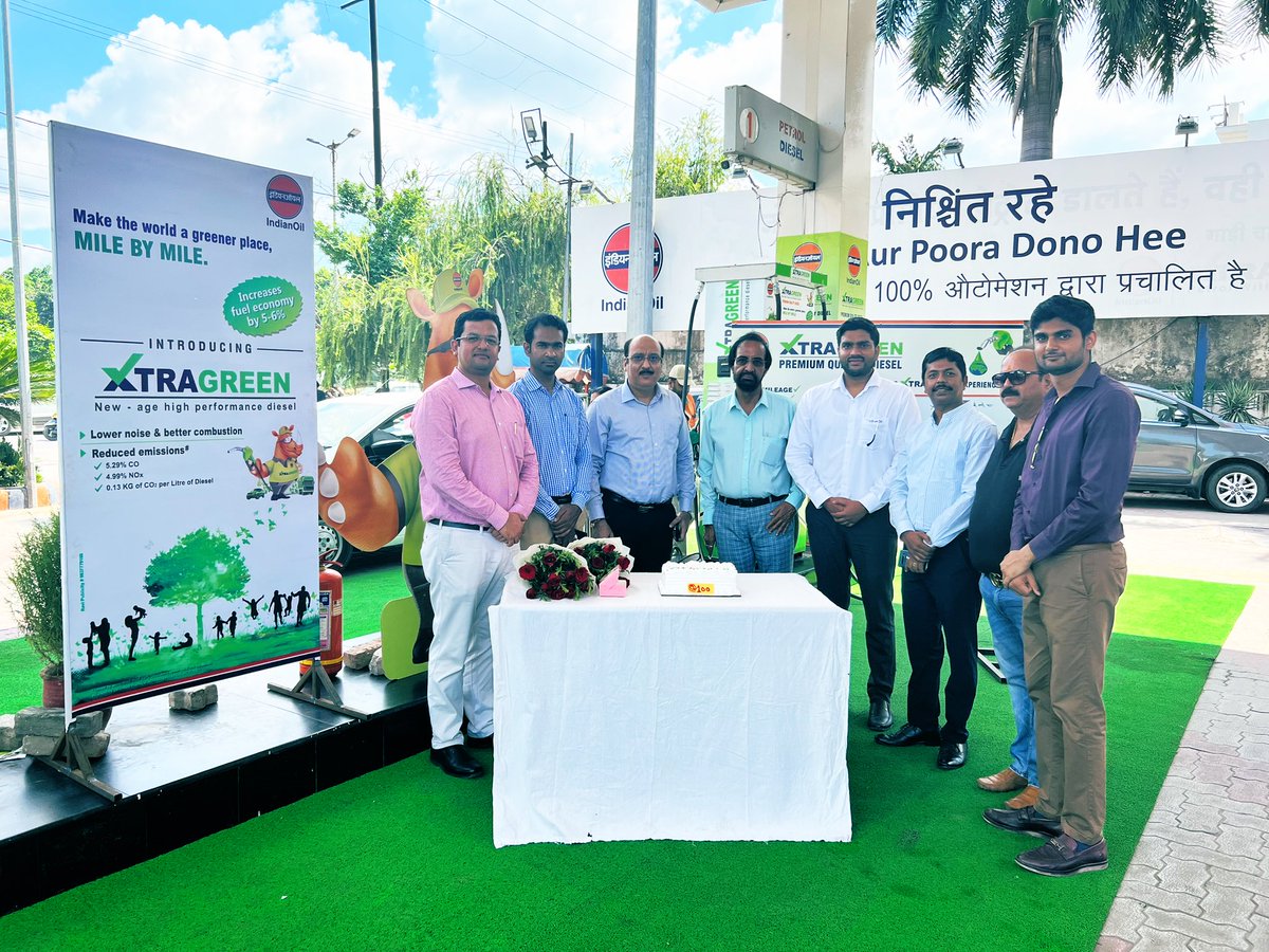 iocl_noida_do's tweet photo. @ioclupso2 is celebrating 100KL sales milestone of XG. Team Noida DO is celebrating this event at Saharanpur city with local dealers. Cake cutting and sweet distribution being done for achieving this feat. @ChairmanIOCL @DirMktg_iocl @VigyanKumar @raj_dube @AjayGargioc https://t.co/xN0ST1Pdks