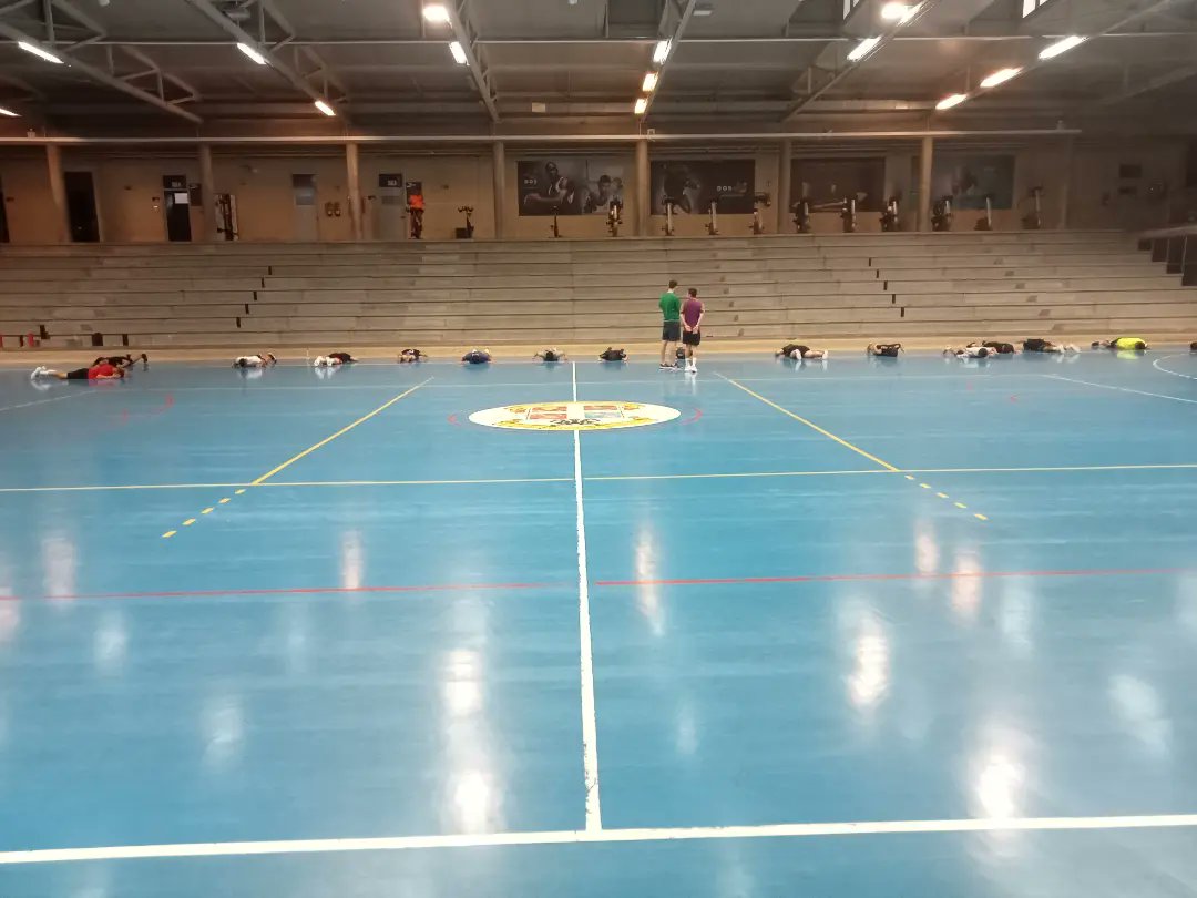 BalonmanoSafa's tweet photo. 🔛 ¡Comienza la 2022/2023!
🙌 Ayer el primer equipo realizó el primer entrenamiento de la pretemporada.
👣 Arrancamos esta nueva etapa con ganas e ilusión.
🆕 Un grupo con muchas caras nuevas. Continuaremos presentando a los jugadores en los próximos días.
#LaFuerzaDelVerde 💚💪 https://t.co/Cc1P2W4Wci