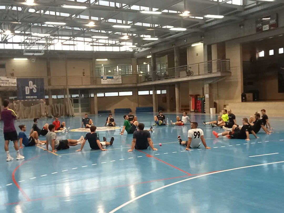 BalonmanoSafa's tweet photo. 🔛 ¡Comienza la 2022/2023!
🙌 Ayer el primer equipo realizó el primer entrenamiento de la pretemporada.
👣 Arrancamos esta nueva etapa con ganas e ilusión.
🆕 Un grupo con muchas caras nuevas. Continuaremos presentando a los jugadores en los próximos días.
#LaFuerzaDelVerde 💚💪 https://t.co/Cc1P2W4Wci