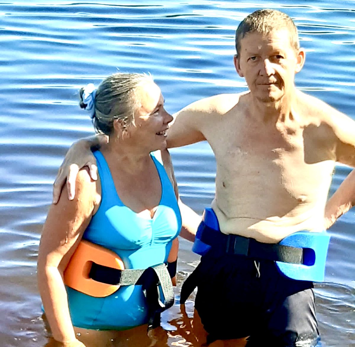 Vesijuoksuvyö soveltuu koko kansan liikuttamiseen, myös silloin kun on #parkinsonintauti. Siitä hyötyy myös #omaishoitaja, joka saa itsekin liikuntaa ja pystyy samalla helposti avustamaan vedessä.