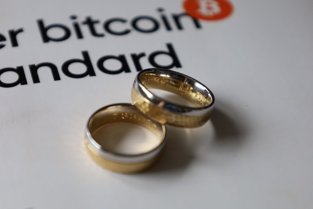 bSparen_de's tweet photo. Unsere Eheringe haben nun ihre Gravur erhalten.
#bitcoin Block 733037 - fix the money - fix the world.
Vielen Dank an die https://t.co/6M89qk0c2a für die Umsetzung der doch ungewöhnlichen Gravur.
#derbitcoinstandard @aprycotmedia @_einundzwanzig_ https://t.co/7Jaz9HJ4me