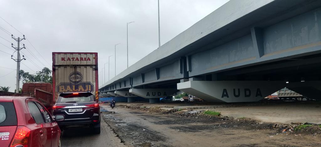 Hiren812's tweet photo. Too much waste of Time while crossing this bridge. Bridge construction work is going on at a very very slow speed. Consider it seriously. https://t.co/gLRbhpb16s