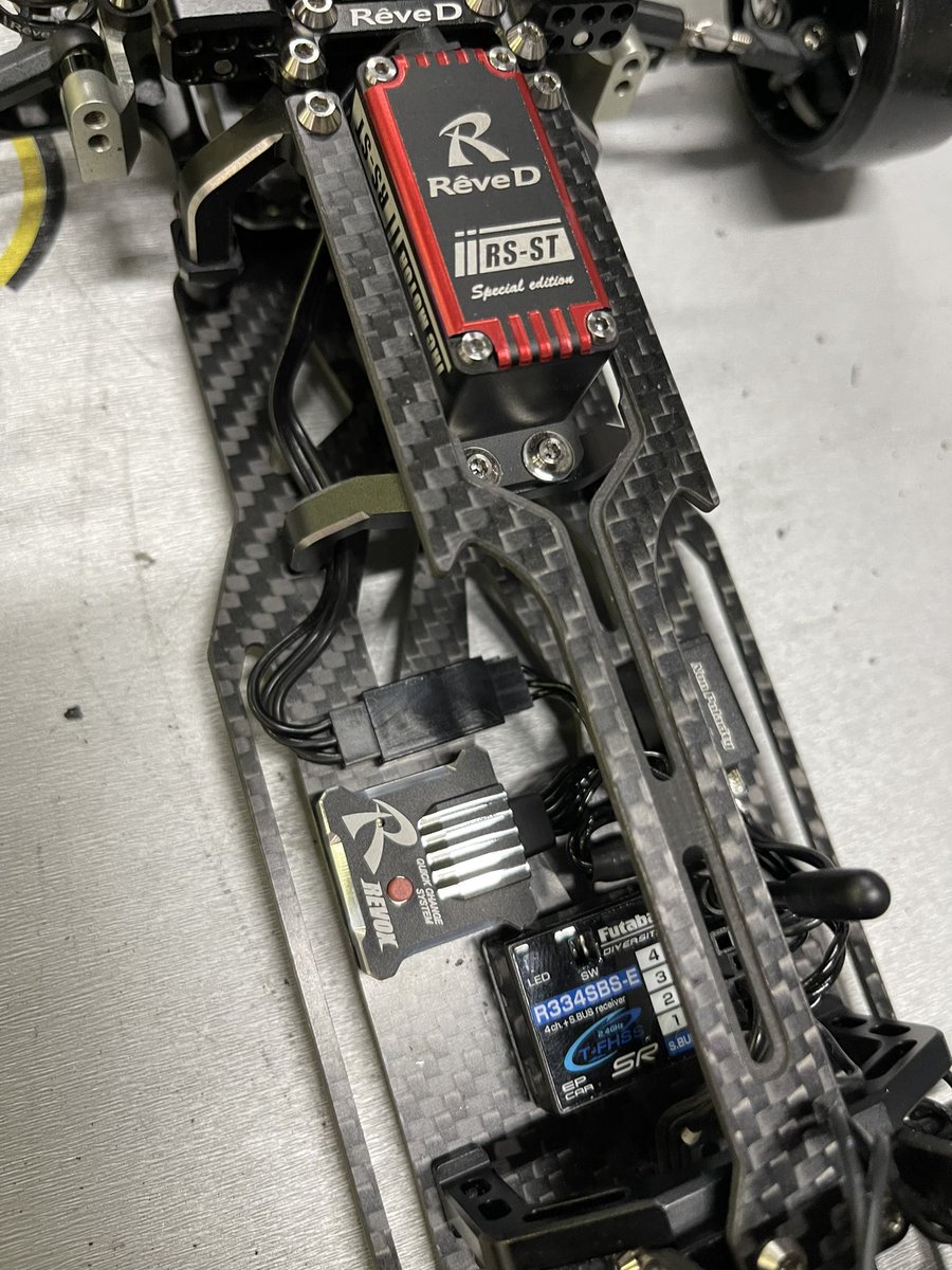 OKD_RC's tweet photo. 取材で谷田部に来てたタカヒロ君にサーボのセッティングしてもらって急遽REVOX導入✨
V4からREVOXに変更してカウンターも安定するし立ち上がり速くなって大満足👍
タカヒロ君ありがとうございました😊
#RêveD
#レーヴディー
#REVOX
#レボックス
#ラジドリ https://t.co/Qm8Txe5f07