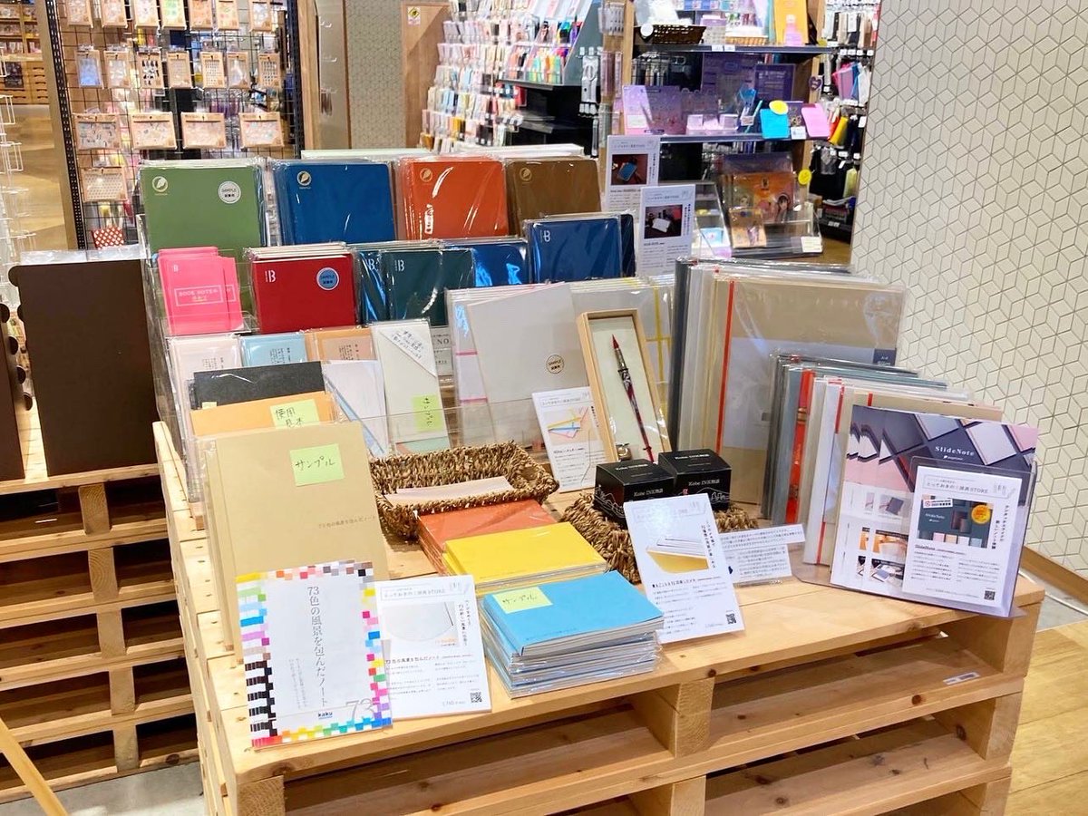booknote_tokyo's tweet photo. 📚とっておきの文房具STORE展開中✒️✏️

ただいまTSUTAYAロブレ小山店様で福島槙子さんプロデュースのポップアップやってます。
渡邉製本からは
　#booknote
　#nutta
　#crossfield
を取り扱って頂いています。
お近くの方、暑さと感染に気をつけてお立ち寄り下さい。
 #とて文 https://t.co/UiqGJMFrcB