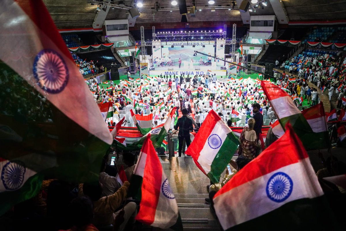 AamAadmiParty's tweet photo. केजरीवाल जी के राष्ट्रमिशन #MakeIndiaNo1 के साथ जुड़ें-

लड़ाई-झगड़े में 75 साल ख़राब हो गए; अब हमें मिलकर India को No 1 बनाना है। 🇮🇳 https://t.co/OfUqTB4ZZM