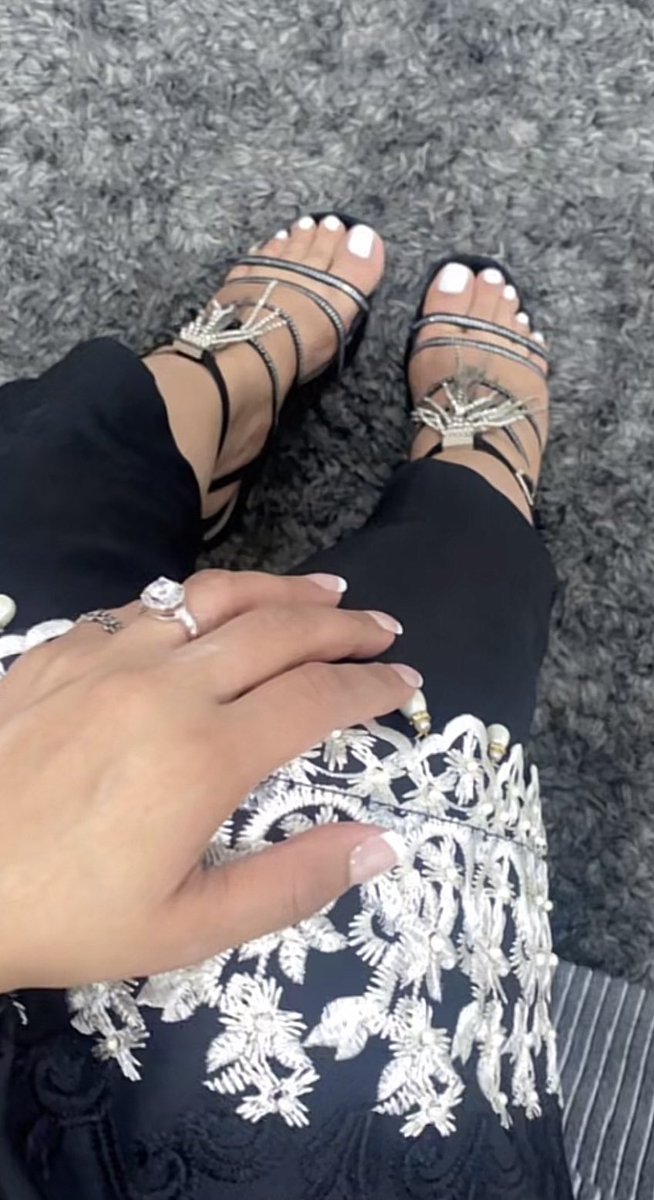 ParvenAisha's tweet photo. Would u suck my Paki toes #whitetoes #footfetısh #sexyfeet #footjob #pakistani #heels #findom #footworship #sellingcontent https://t.co/zrVhlcsBws