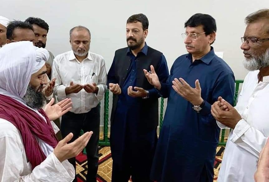 DawarHafeez1's tweet photo. *وفاقی وزیر و رکن رابطہ کمیٹی @SyedAminulHaq اور رکن رابطہ کمیٹی زاہد منصوری نے NA245 کے امیدوار معید انور اور وسیم آفتاب کے ہمراہ جانشین امیر اہلسنت حاجی عبید رضا عطاری کی اہلیہ کے سوئم میں شرکت کی  اور نگران شوری مولانا عمران عطاری سے فیضان مدینہ میں ملاقات کی*

*#MQMPk* https://t.co/hdo0GHc9vM