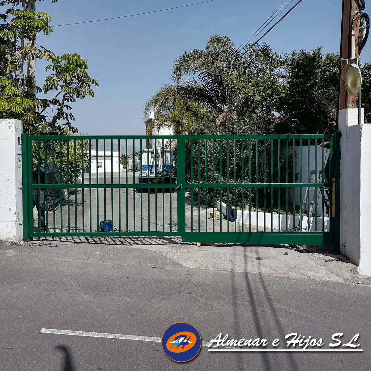 almenarehijos's tweet photo. #cerrajeria #puerta #batiente Puerta batiente de grandes dimensiones, construida con perfilería galvanizada y acabado en Ral verde 6005
puedes consultar más modelos en nuestra web. https://t.co/L210ITcL19
