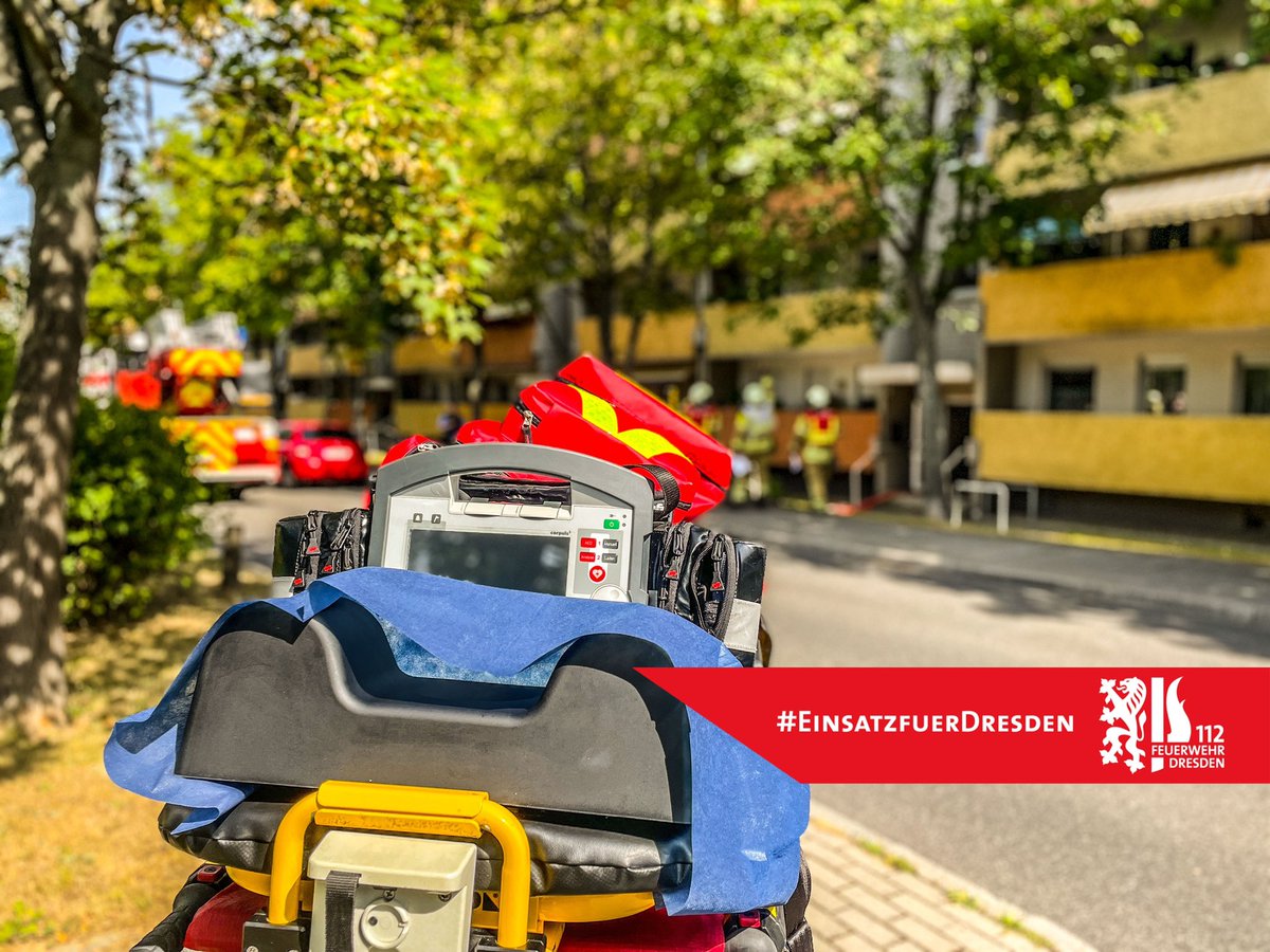 FeuerwehrDD's tweet photo. Starke Rauchentwicklung aus einer Wohnung in @stadt_dresden #Gorbitz

Unsere Kräfte verschaffen sich momentan Zugang zur Brandwohnung in der 5. Etage eines Mehrfamilienhauses.

#EinsatzfuerDresden #Dresden https://t.co/woJwwJdkQg
