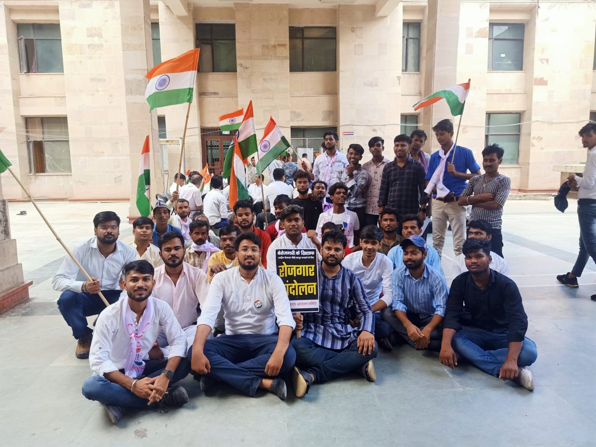 प्रधानमंत्री जी को 'राष्ट्रीय रोजगार नीति' का ड्राफ्ट सौपने जा रहे संयुक्त रोजगार आन्दोल समिति से जुड़े छात्र नेताओं को पुलिस ने लोक कल्याण मार्ग पर किया गिरफ्तार, 70 से अधिक छात्र अभी भी मंदिर मार्ग थाने में बन्द हैं।