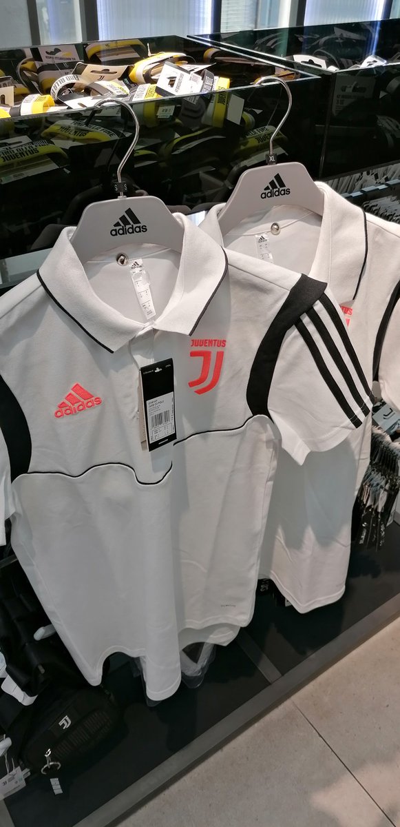 CristianaTosca's tweet photo. In ricchezza e in povertà, in salute e in malattia.. E allo Stadium insieme a vedere la Juventus con la stessa polo 😎🥰🤩🖤🤍❤️#Milano #JuventusStore #FinoAllaFine https://t.co/QZD02wsJ9m