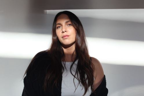 We spoke to Hannah Charman founder of Sister Music about the company and how she is promoting a more women led and diverse approach to music production. 
behindtheglass.uk/article-select…