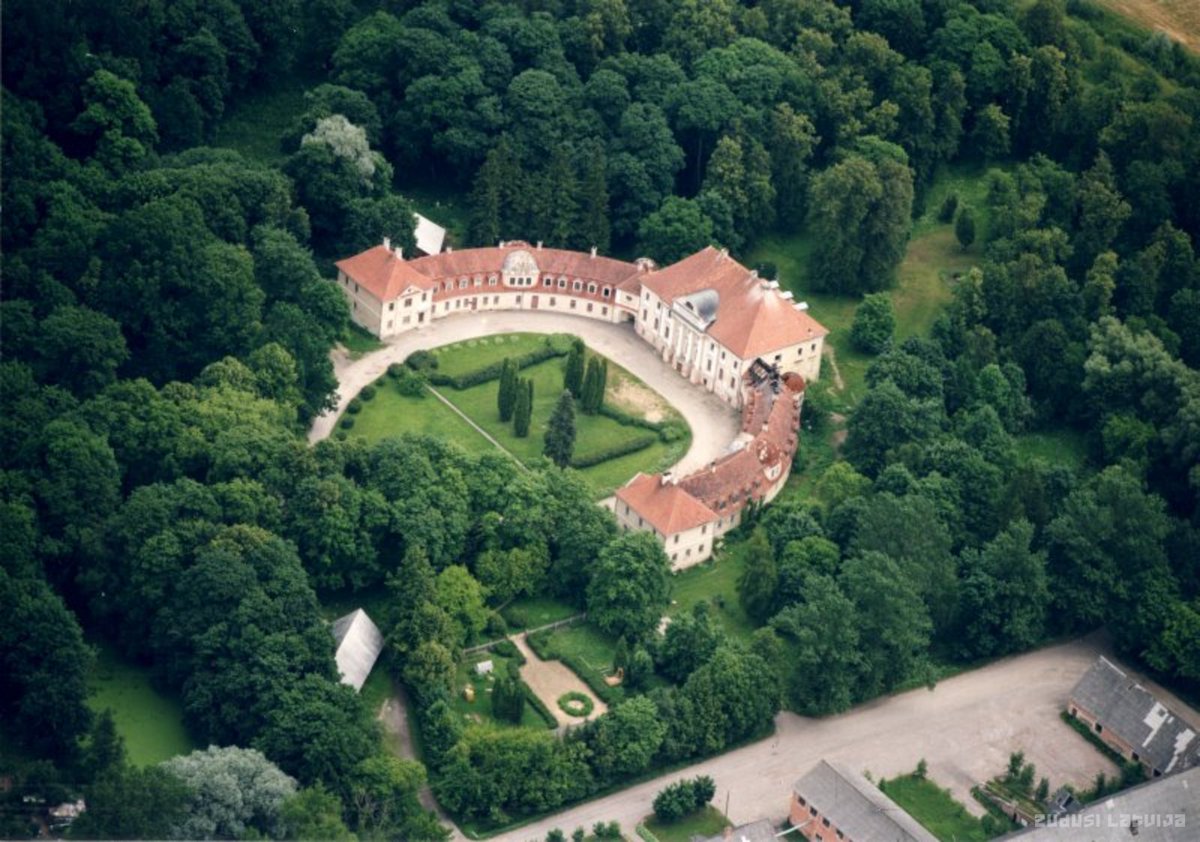 🏘️ Izsola skaisto, diemžēl uz iznīcības robežas esošo, Kaucmindes pili Rundāles pagastā. vestnesis.lv/op/2022/158.IZ2 Nekustamā īpašuma novērtējums - 25 tūkst. eiro. Izsolei var pieteikties līdz 12. septembrim.

📷: Zudusī Latvija