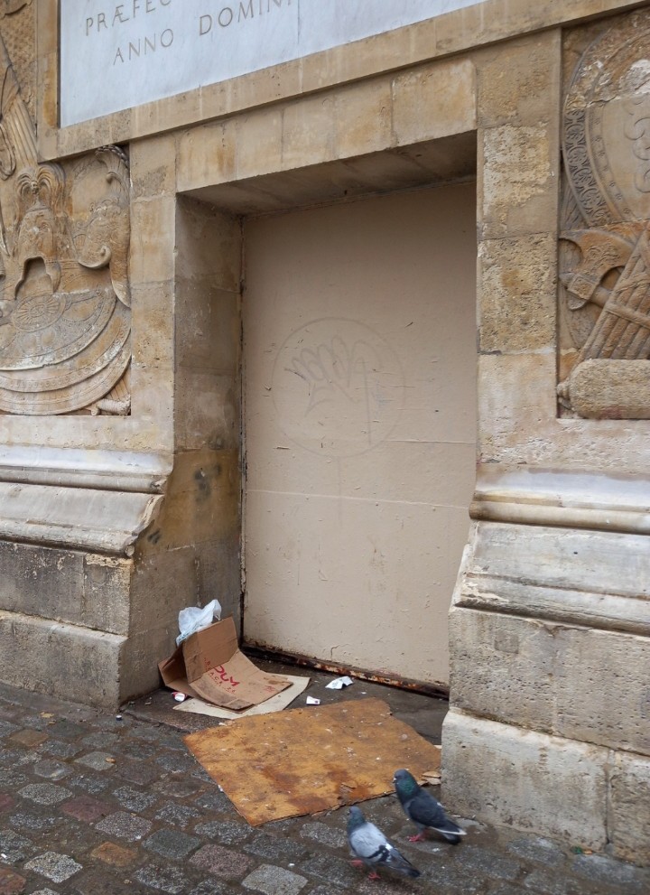 😭 Paris notre capitale est si sale. 
Même les lieux historiques sont devenus pathétiques. Photo prise dans le quartier Strasbourg St Denis.
Comment en finir avec cette saleté ?
#déchets #pollution #Paris #France #patrimoine <a href="/le_Parisien/">Le Parisien</a> <a href="/Paris/">Paris</a> <a href="/PanamePropre/">PanamePropre</a> #monument