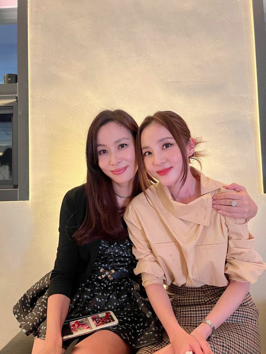 krungy21's tweet photo. 화려한 룩에 어울리는 파인 쥬얼리 부터~ 데일리룩으로 매칭하기 좋은 심플한 쥬얼리 까지~!!! 고소영언니 만큼이나 이�� 쥬얼리 들이 한가득😍 다산다라도 겟 했당~!!!💎💎💎💘 #디아모모 #고소영 https://t.co/CGHs1X0YP8