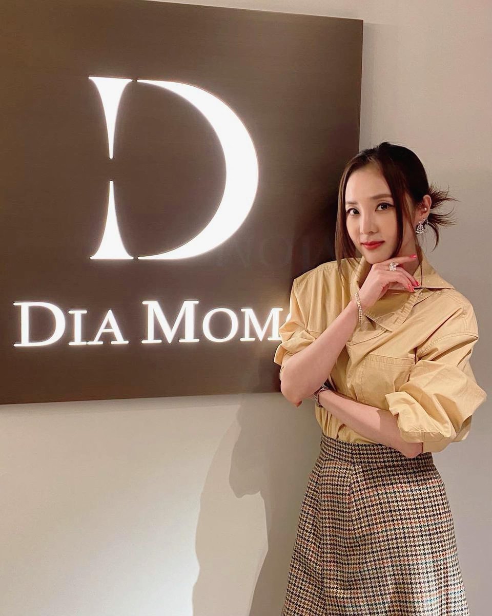 krungy21's tweet photo. 화려한 룩에 어울리는 파인 쥬얼리 부터~ 데일리룩으로 매칭하기 좋은 심플한 쥬얼리 까지~!!! 고소영언니 만큼이나 이�� 쥬얼리 들이 한가득😍 다산다라도 겟 했당~!!!💎💎💎💘 #디아모모 #고소영 https://t.co/CGHs1X0YP8