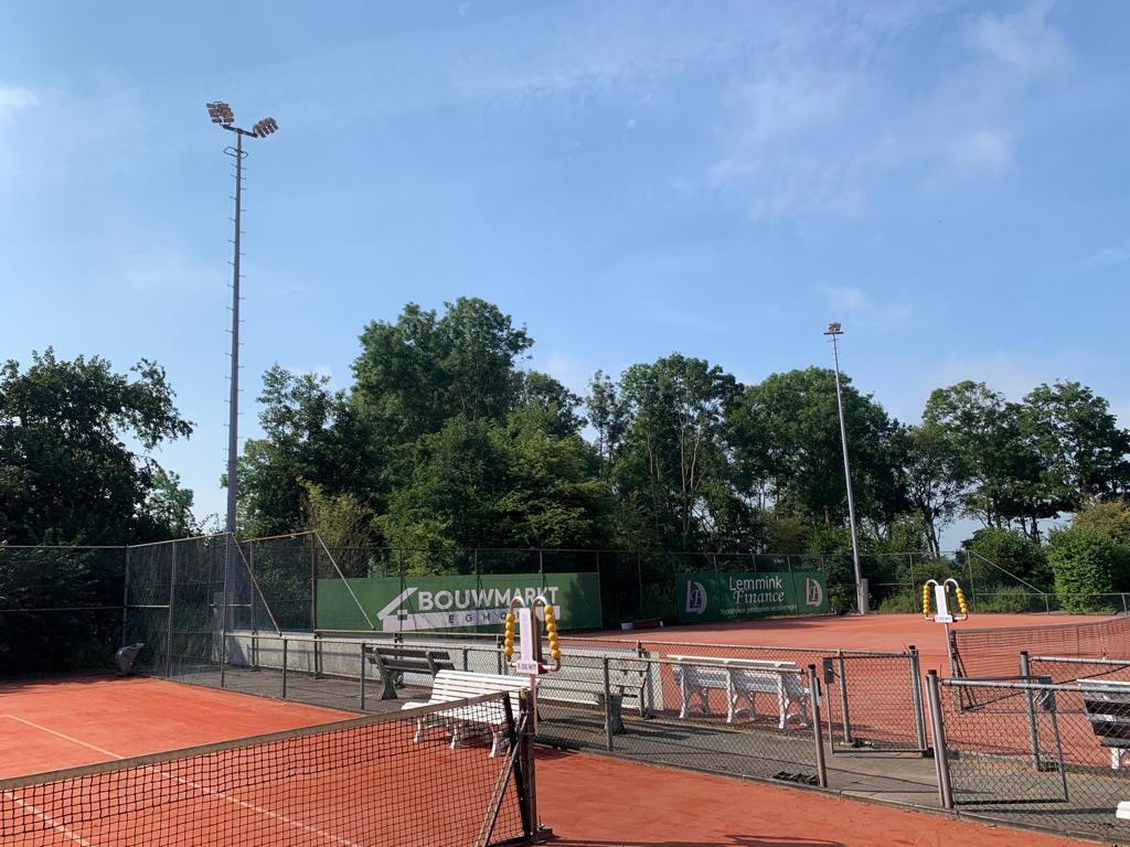 Ook Tennisclub Hogedijk uit #Egmond-Binnen speelt voortaan onder energiezuinige #LED-baanverlichting, geinstalleerd door #SportStroomNL! Ook een scherpe aanbieding voor uw vereniging? contact@sportstroom.nl <a href="/KNLTB/">KNLTB</a>