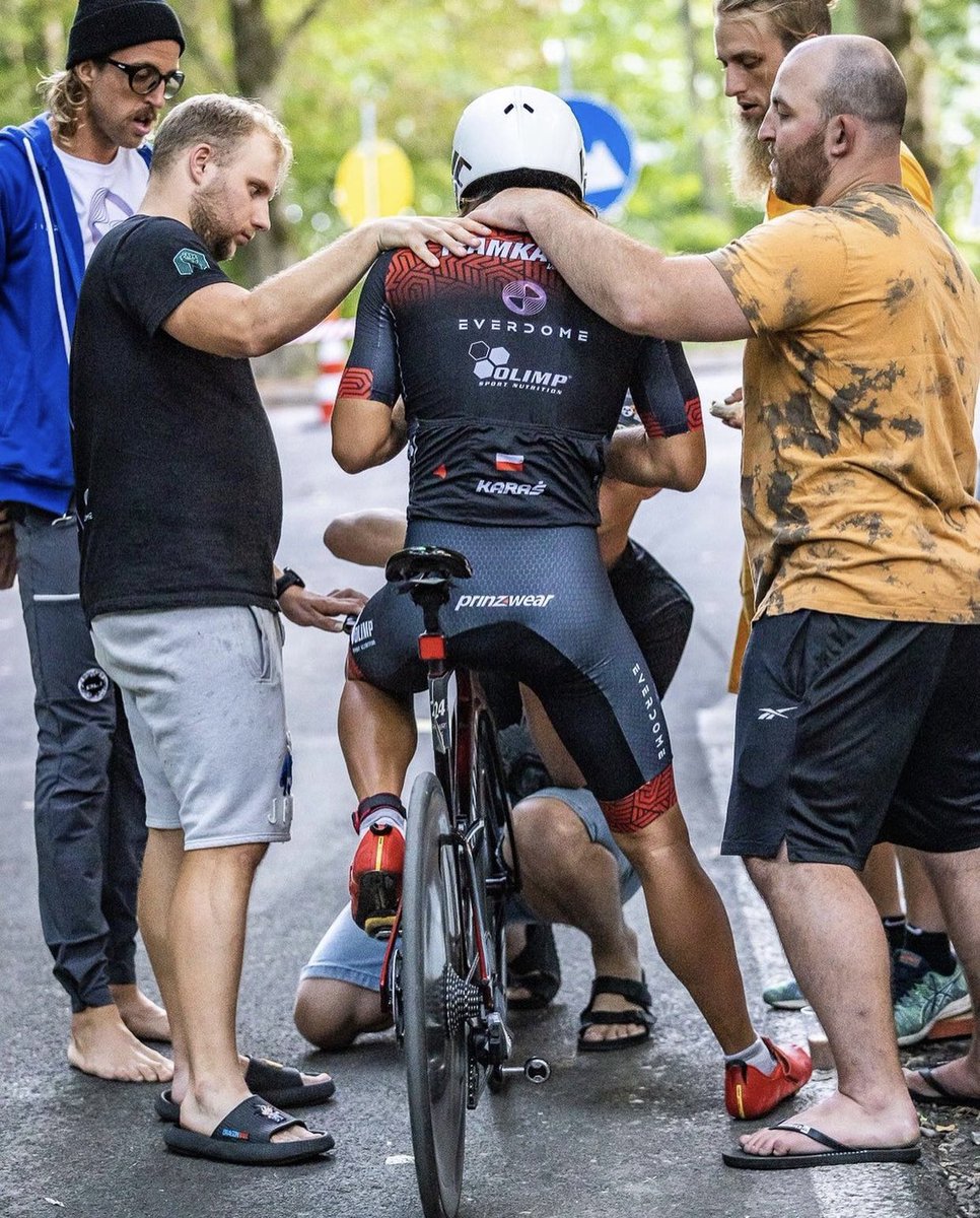 BojanowskiW's tweet photo. W Szwajcarii nasz rodak Robert Karaś walczy o Mistrzostwo Świata w DZIESIĘCIOKROTNYM #ironman 
Po przepłynięciu 38 km i przejechaniu 1386 km rowerem, nadal PROWADZI
SIEDMIOKROTNIE POGRYZŁY GO OSY 🐝
Dziesieciokrotny IRONMEN oznacza
38 km 🏊🏻‍♂️PŁYWANIA
1800 km 🚴‍♂️ROWER
422 km  🏃🏻‍♂️BIEG https://t.co/AfmY3s8iAQ
