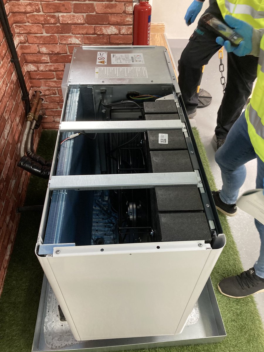JimmyVGUK's tweet photo. AroTHERM Plus Maintenance with @wayneVGUK @aparishheating @john_plumbing @DowningWayne &amp; Mike Cubrilo at the @vaillantuk Centre of Excellence Elland with the best in business @JohnFor89827588 https://t.co/fIZ5fAr5vC