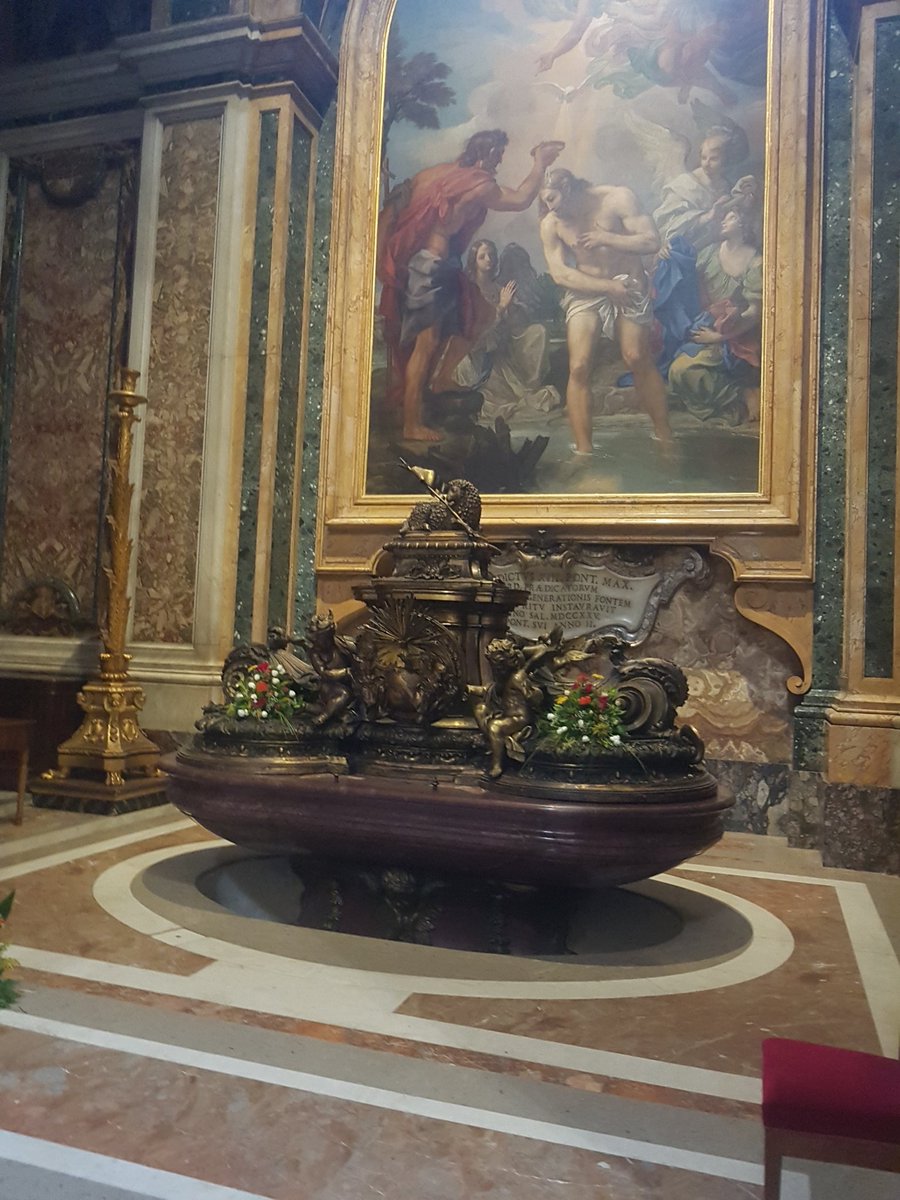 Una de las primeras capillas que uno se encuentra al acceder a la Basílica de San Pedro del Vaticano es la de la Fuente Bautismal. En ella encontramos un soberbio ejemplo de #spolia que pasa casi desapercibido, y que tiene una increíble historia que contar... (1/14)