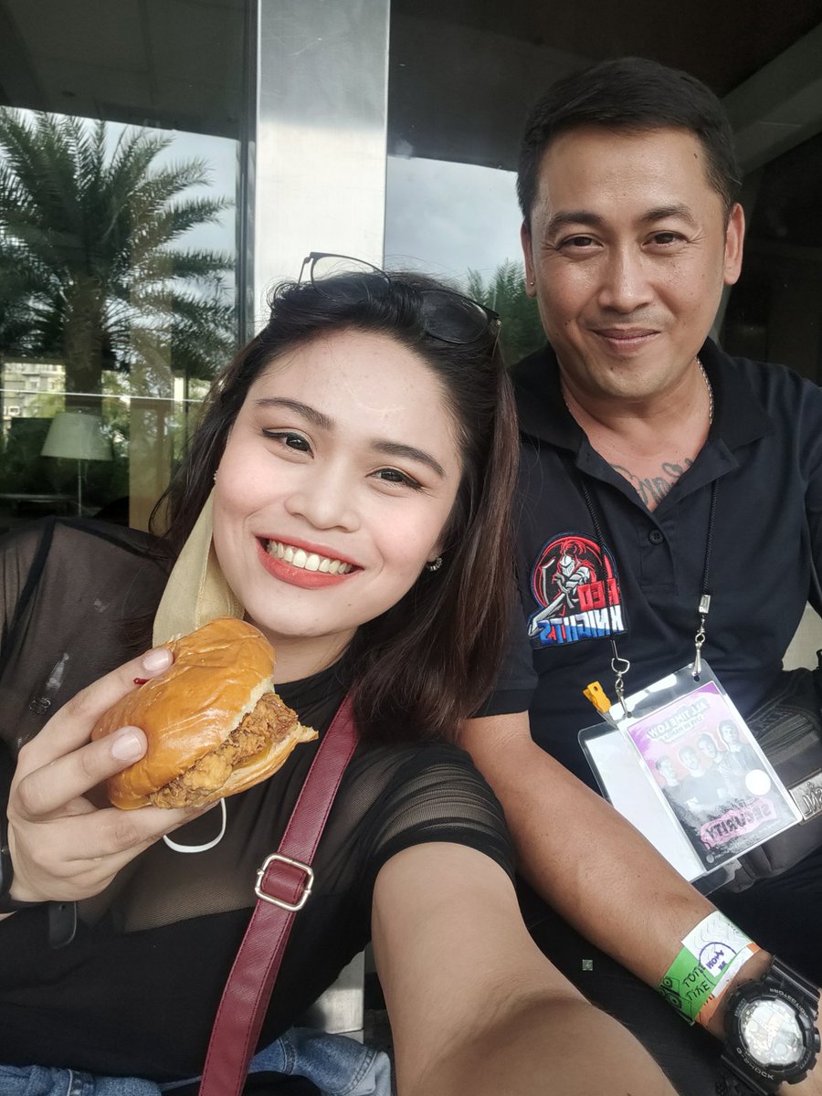 loissylavigne's tweet photo. To our new friends! @redknightsph 
Angas! Salamat ang babait niyo po mga sir! #AllTimeLowInManila  shoutout din kay kuya na inabot ang guitar pick ni Jack! https://t.co/ybodh45oNe