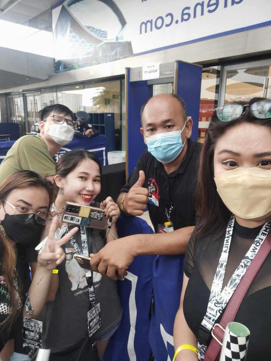 loissylavigne's tweet photo. To our new friends! @redknightsph 
Angas! Salamat ang babait niyo po mga sir! #AllTimeLowInManila  shoutout din kay kuya na inabot ang guitar pick ni Jack! https://t.co/ybodh45oNe