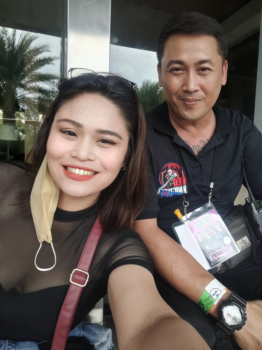 loissylavigne's tweet photo. To our new friends! @redknightsph 
Angas! Salamat ang babait niyo po mga sir! #AllTimeLowInManila  shoutout din kay kuya na inabot ang guitar pick ni Jack! https://t.co/ybodh45oNe