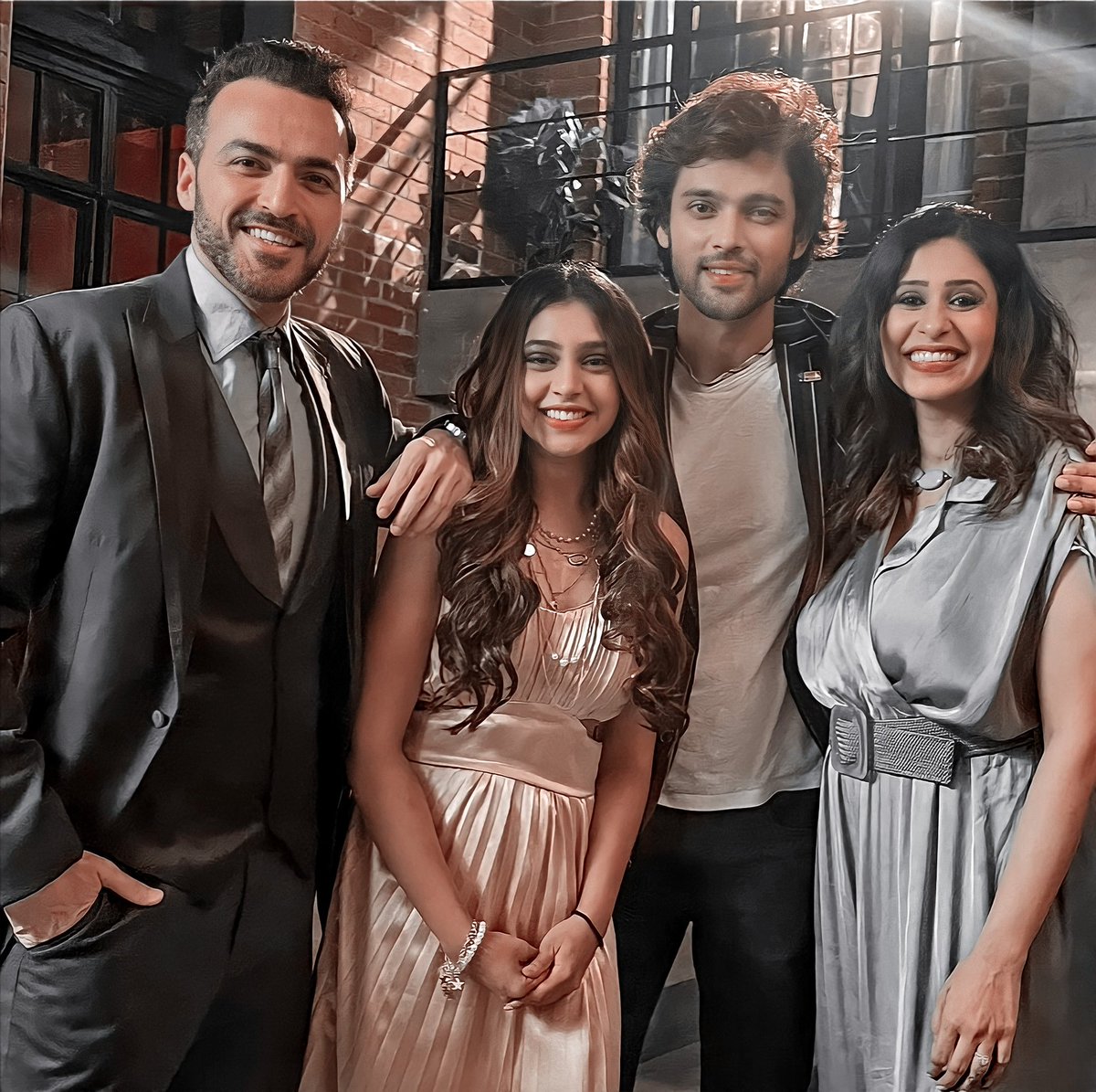 Preethi_70's tweet photo. A Full - Fledged Pictures From  Malhotra's After 8 years 🤌🫶🏼
— #KYYS4OnVoot #MaNan https://t.co/PWD5jhJV7N