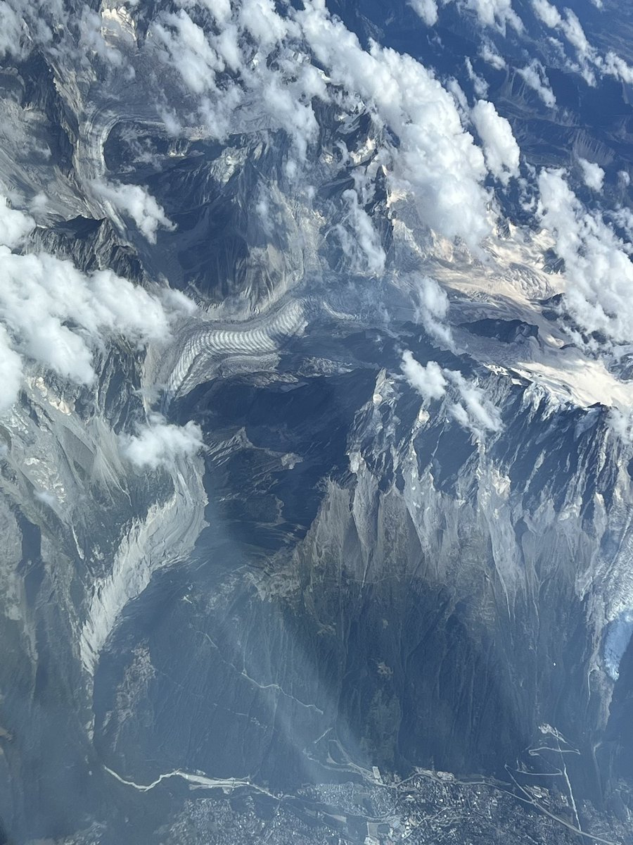 patricefnk's tweet photo. Vol Paris Athènes #AF1332 vertical massif du Mont Blanc, sa vallée de Chamonix, Vallée Blanche, glaciers des Bossons et d’Argentieres…
@EtienneKlein @Chamonix_France https://t.co/lZwG3uRYHE