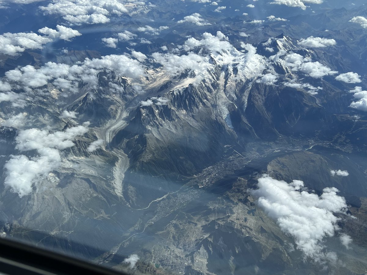 patricefnk's tweet photo. Vol Paris Athènes #AF1332 vertical massif du Mont Blanc, sa vallée de Chamonix, Vallée Blanche, glaciers des Bossons et d’Argentieres…
@EtienneKlein @Chamonix_France https://t.co/lZwG3uRYHE