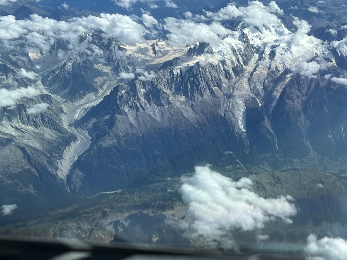 patricefnk's tweet photo. Vol Paris Athènes #AF1332 vertical massif du Mont Blanc, sa vallée de Chamonix, Vallée Blanche, glaciers des Bossons et d’Argentieres…
@EtienneKlein @Chamonix_France https://t.co/lZwG3uRYHE