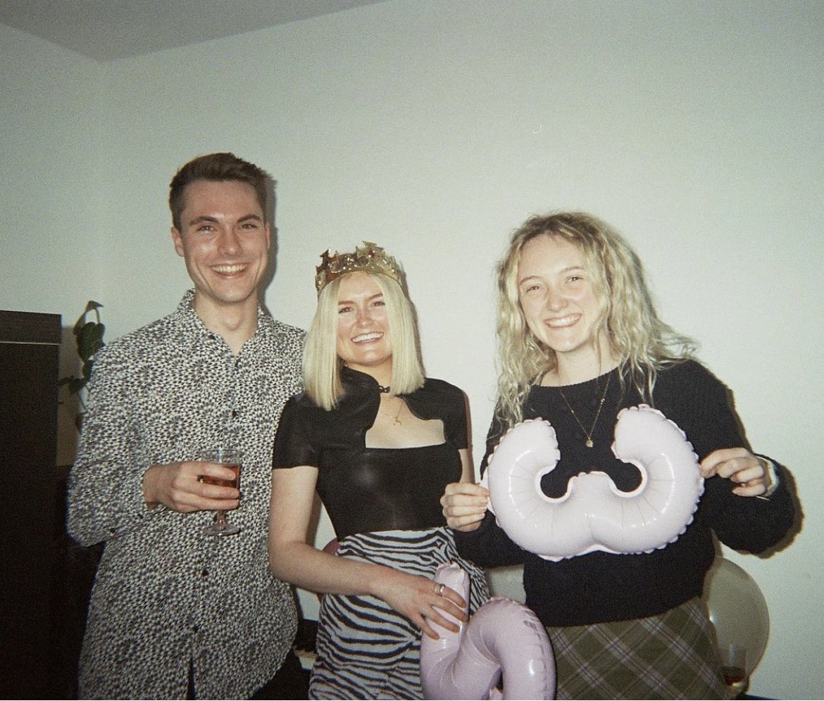 ediebens's tweet photo. Therapist is out now everywhere!!! 
 Listen here: https://t.co/c0nbuyMoFp

Watch music video here: https://t.co/2aBISWWqr4

Hope you love it x https://t.co/h73d0ERBkZ