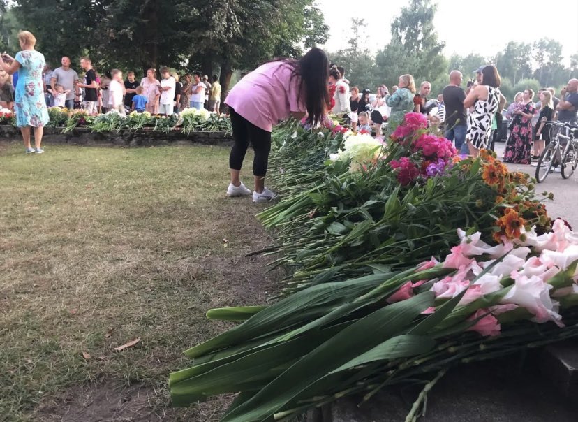 MatreshkaRF's tweet photo. In #Estonian #Narva, flowers and candles are carried to the place where the T-35 monument stood.
The monument was dismantled the day before. It was taken to the military museum in the village of #Viimsi on the other side of the country. https://t.co/v60gaU0TrO