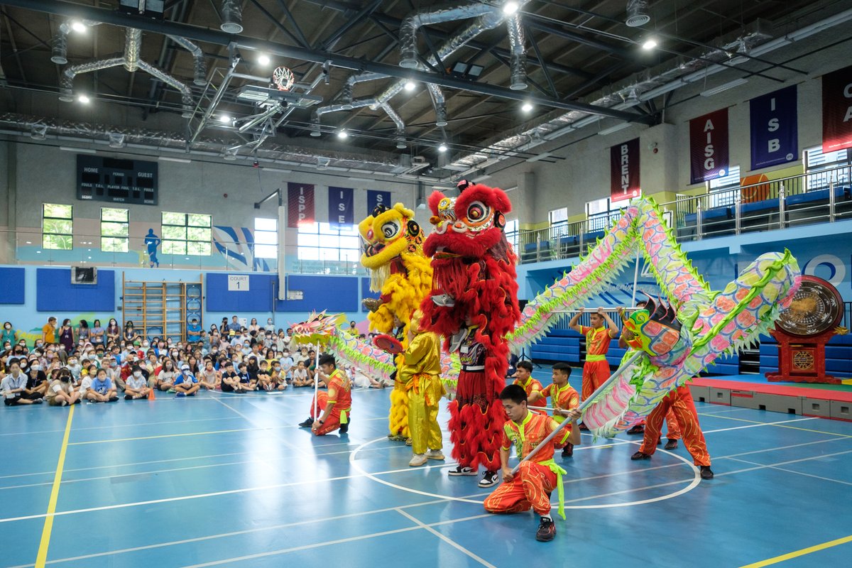 UNIS_Hanoi's tweet photo. Today was the first time in 3 years the whole school was under one roof! A dragon dance, Phelix the Mascot and our special ritual of the youngest and oldest student banging on our school drum marked the start of the year! #UNISopeningdoors #LearningtoInspire #UNISvaluescommunity https://t.co/RUJigHfKbL