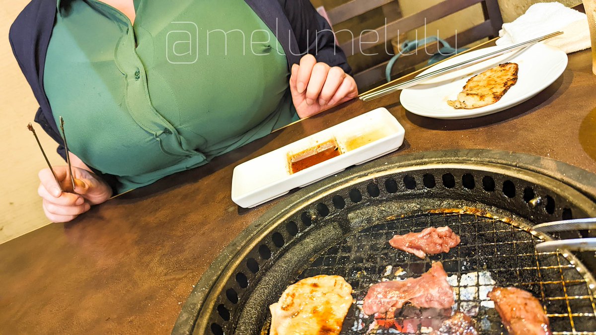 melumelulu's tweet photo. 谷崎さん @tanizaki_san_no にぐだぐだおっぱいトーク焼肉付き合ってもらった。2枚目の写真、スマホと手が炙られつつ撮ってたやつです。火には気をつけましょう https://t.co/yeIbu1ayGB