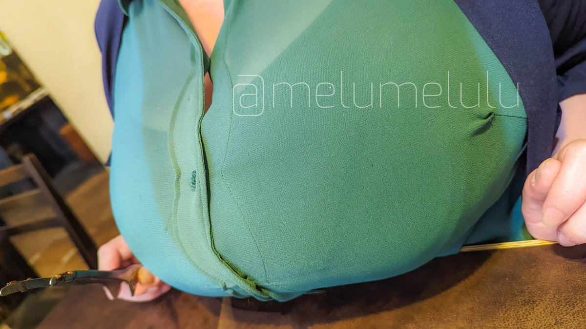 melumelulu's tweet photo. 谷崎さん @tanizaki_san_no にぐだぐだおっぱいトーク焼肉付き合ってもらった。2枚目の写真、スマホと手が炙られつつ撮ってたやつです。火には気をつけましょう https://t.co/yeIbu1ayGB