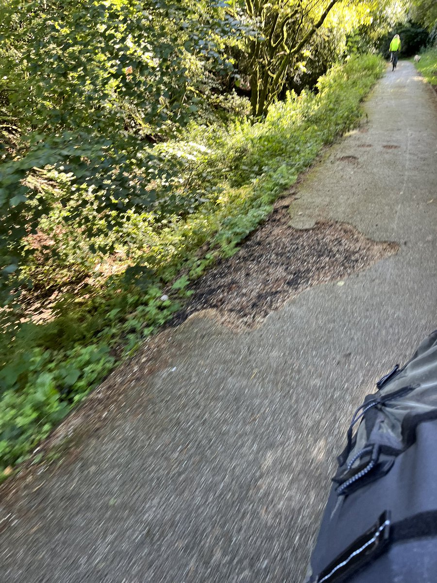 Craigdhu path still collapsing into the ditch. w3w.co/shuts.mobile.c…
<a href="/EDCouncil/">East Dun Council</a> can we get this repaired before winter makes it worse? Path also severely damaged towards the junction to Seafield Ave. 
Schools are starting up and this is a core route for pupils to scoot/cycle.