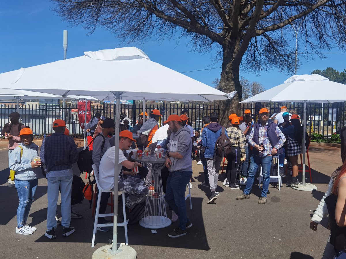mediauj's tweet photo. Now that the students are well fed, they are being entertained with goodies and music #KFCMASHup @KFCSA @UJ_FADA #UJ https://t.co/OyFDma77qh