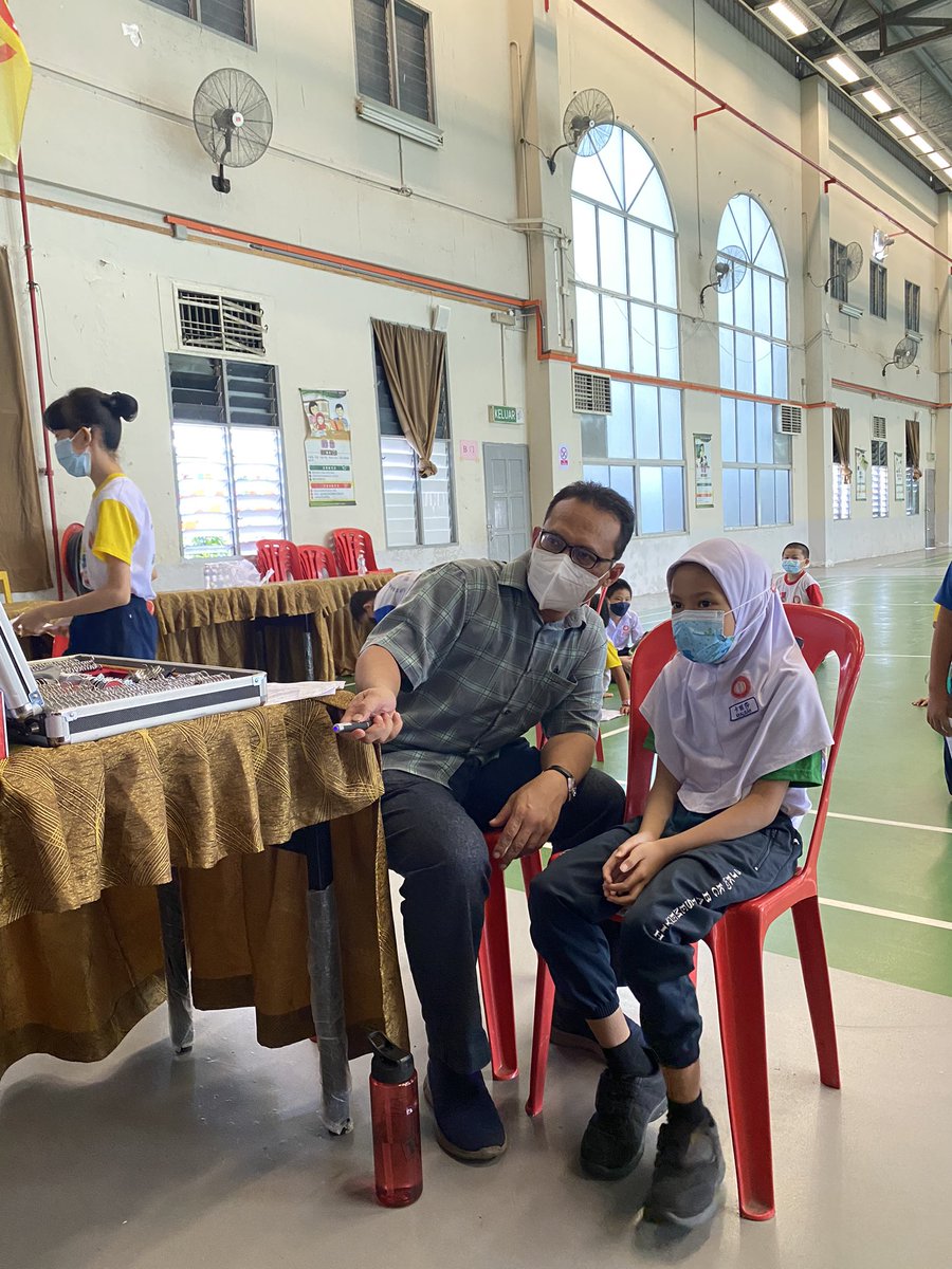 MSU_iCARE's tweet photo. Quick result of MEPS @MSUmalaysia POB school screening project in Semenyih, Selangor, we found that 63.8% (out of 117 students) had undiagnosed myopia. 18% had lazy eyes. There are 18 more schools to go.
@MSU_iCARE
#blindnessprevention
#optometry
@MohdShukriYajid
#MEPSproject https://t.co/QNtj5lMXJn