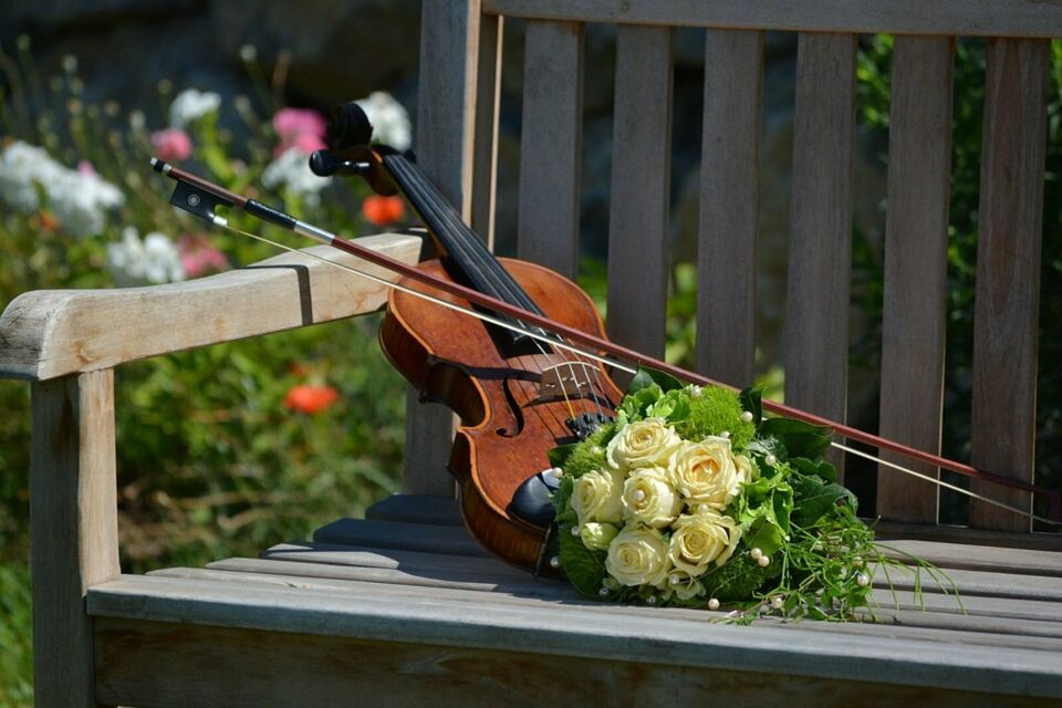 FLarose13's tweet photo. @HopeViolin
Happy Birthday Mr. Hope! May your days be filled with brightness and beauty and  unforgetta ble music. All the best for your concerts and projects, especially in the Frauenkirche Dresden - Iooking forward to "AIR - A baroque journey" in December! Greetings from Saxony https://t.co/7nboYbiLo4