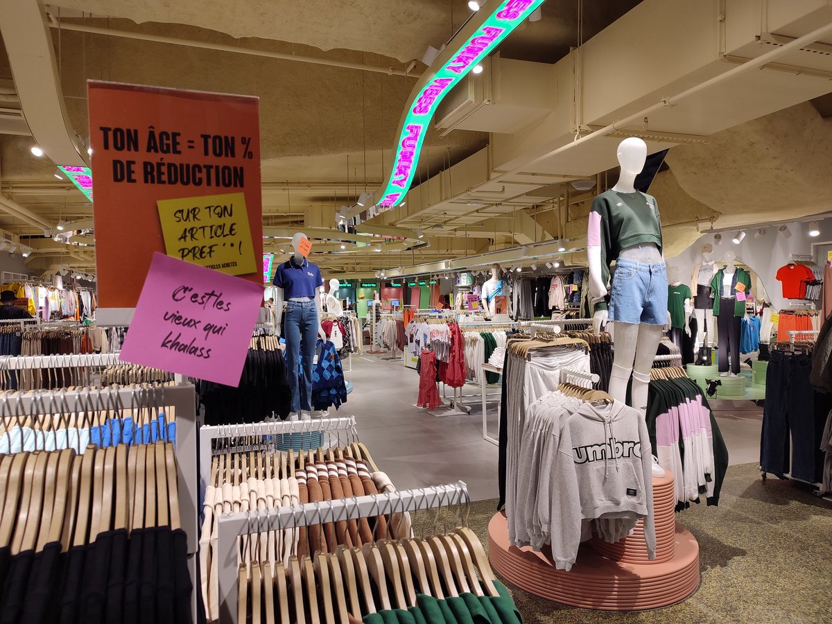 #marketing <a href="/dcmjennyfer/">JENNYFER</a> refait une offre choc pour la rentrée. Après "choisis ton prix" voici "ramène tes vieux" avec l'opération Braqu'age. La réduction dépend du niveau de la personne accompagnante ! Jeux de mots placardés partout en magasin.