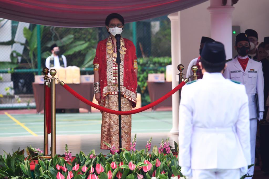 Bu <a href="/Menlu_RI/">Menteri Luar Negeri Republik Indonesia</a> Retno Marsudi memakai baju adat Sulsel di peringatan #HUT77Indonesia. Keren.