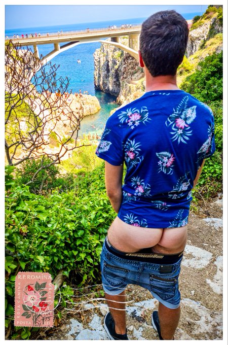 ??BONNES VACANCES #19??

Bons baisers d'il #ciolo, 

Où mon homme peut admirer la vue de tous ces corps