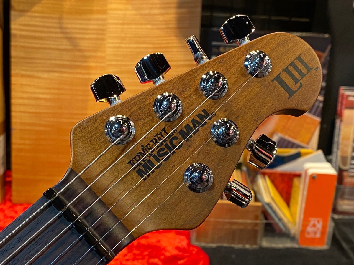 BIGBOSSFUKUOKA's tweet photo. MUSIC MAN スティーブ・ルカサー シグネイチャーモデル
『LUKE III HSS』が即納可能!!
高出力ハムバッカーPUを採用したSSH仕様で多彩な音作りが可能👍
さらにPush/Pushスイッチの12dBブーストを搭載!!
ご注文は▶️https://t.co/TuJewbza6J https://t.co/l7Woi5JrEM