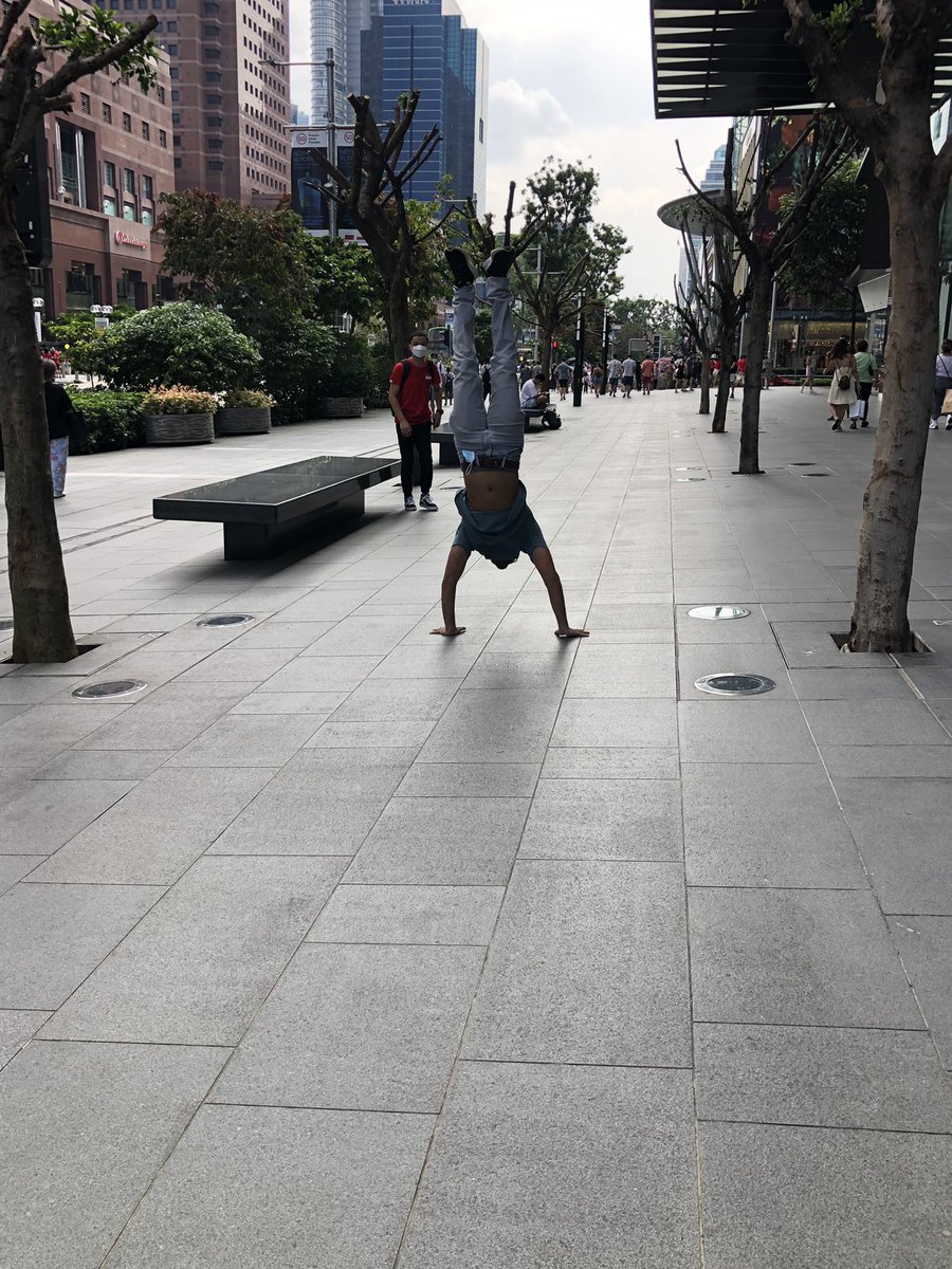 Juzer03's tweet photo. Standing among the trees! #handstand #calisthenics #calisthenicssingapore #orchard https://t.co/AbxHqUaQED