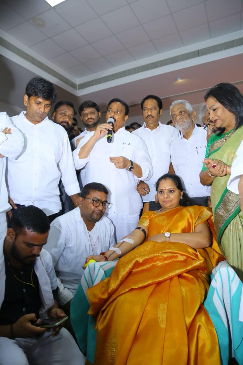 BikshapatiMatam's tweet photo. 75 సవంత్సరాల స్వతంత్రదినోత్సవ వజ్రోత్సవాలో భాగంగా సీఎం కెసిఆర్ గారి పిలుపు మేరకు ఈరోజు తెలంగాణ భవన్ లో ఏర్పాటు చేసిన రక్తదాన కార్యక్రమంలో పాల్గొని ఎమ్మెల్సీ కల్వకుంట్ల కవితక్కగారితో కలిసి రక్త దానం చేయడం జరిగింద��� @RaoKavitha @KTRTRS @TelanganaCMO https://t.co/oPfZeD1oEz