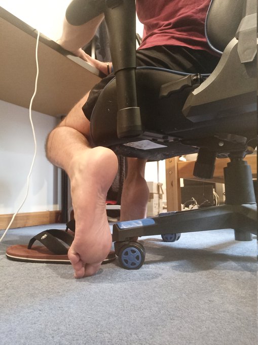 I m sure you'd wish your face was on the floor staring at my big sole while I'm working. Prove it to<a href="/tag/findom"class="tags"><span>#findom</span></a><a href="/tag/malefeet"class="tags"><span>#malefeet</span></a>