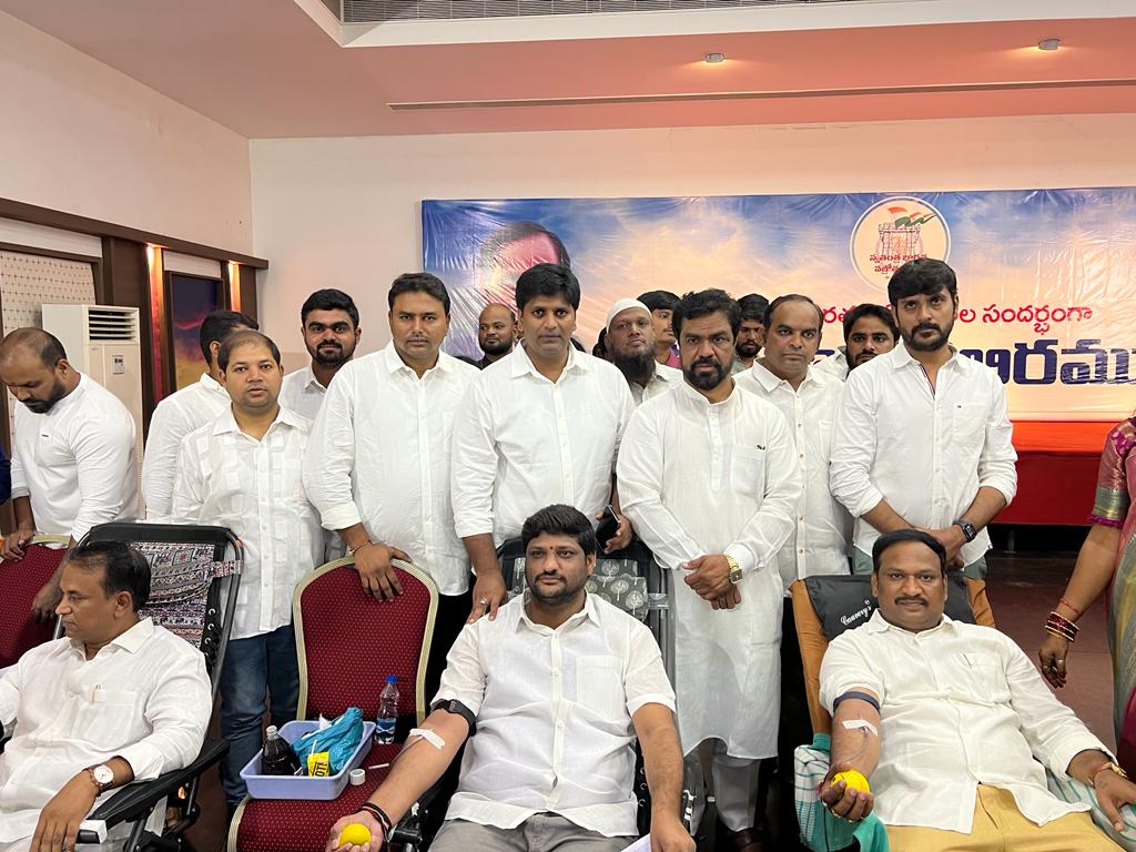 BikshapatiMatam's tweet photo. 75 సవంత్సరాల స్వతంత్రదినోత్సవ వజ్రోత్సవాలో భాగంగా సీఎం కెసిఆర్ గారి పిలుపు మేరకు ఈరోజు తెలంగాణ భవన్ లో ఏర్పాటు చేసిన రక్తదాన కార్యక్రమంలో పాల్గొని ఎమ్మెల్సీ కల్వకుంట్ల కవితక్కగారితో కలిసి రక్త దానం చేయడం జరిగింద��� @RaoKavitha @KTRTRS @TelanganaCMO https://t.co/oPfZeD1oEz